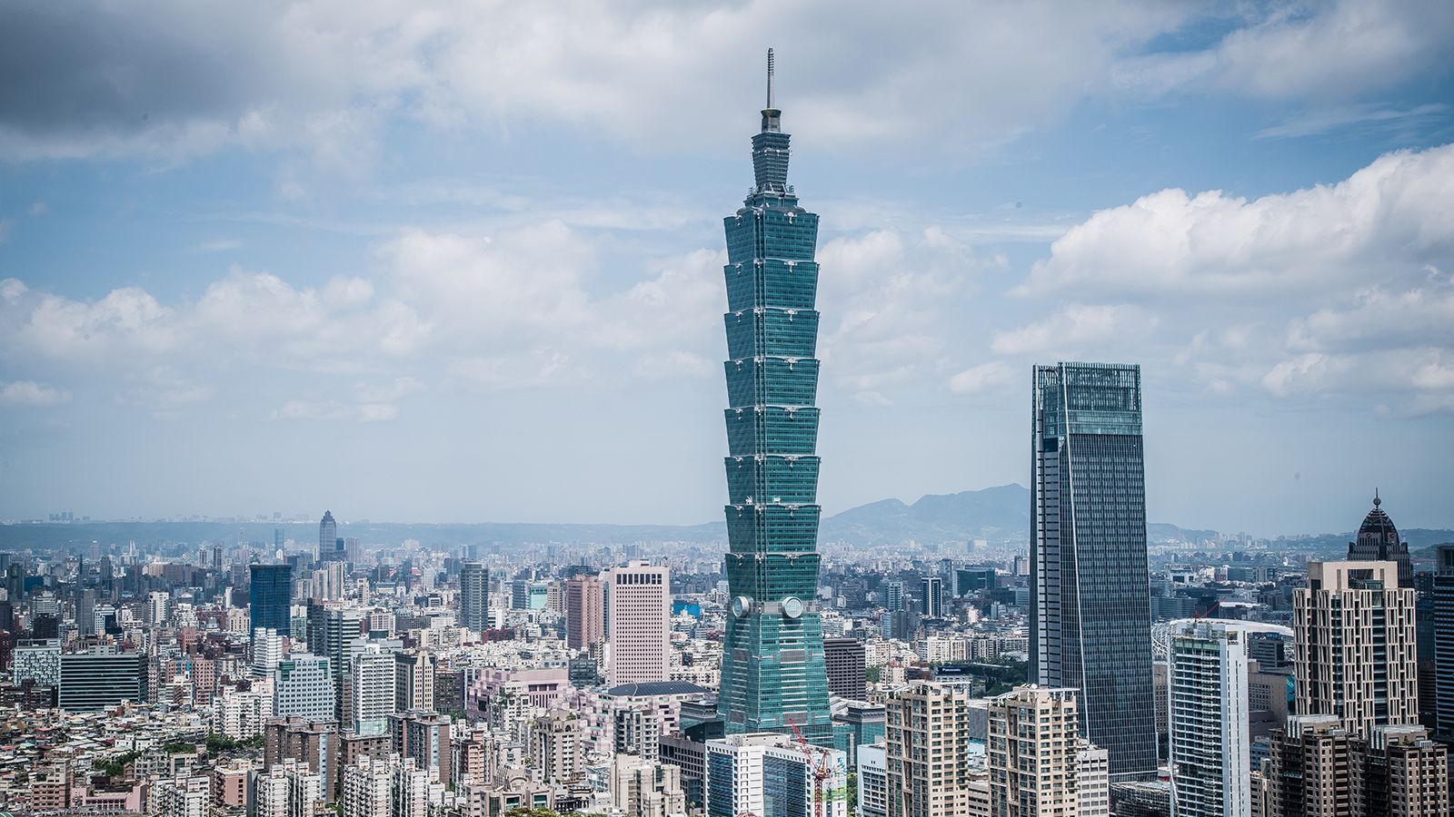 How does Taipei 101, the tallest skyscraper in Taiwan, resist earthquakes?