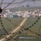 Vista de la ciudad de Ghajar tomada desde una base española de la FINUL en el Líbano. Un campo sembrado de minas separa el territorio controlado por Líbano de la valla construida por Israel. (Charbel Mallo/CNN)