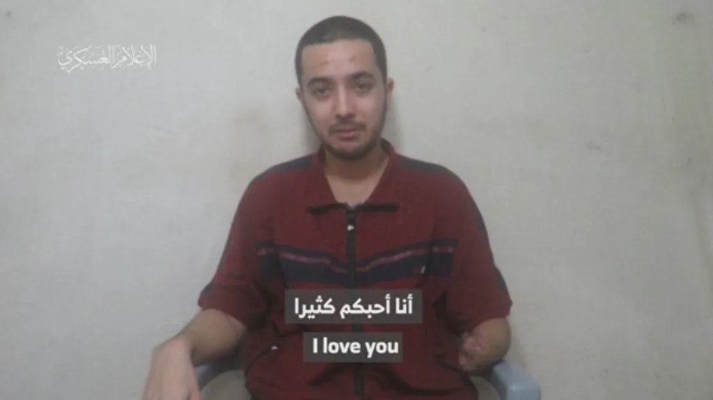 En una imagen fija de un video se puede ver el brazo mutilado de Hersh Goldberg-Polin, mientras les decía a sus padres que los amaba. (Foto: Brigadas Qassam).