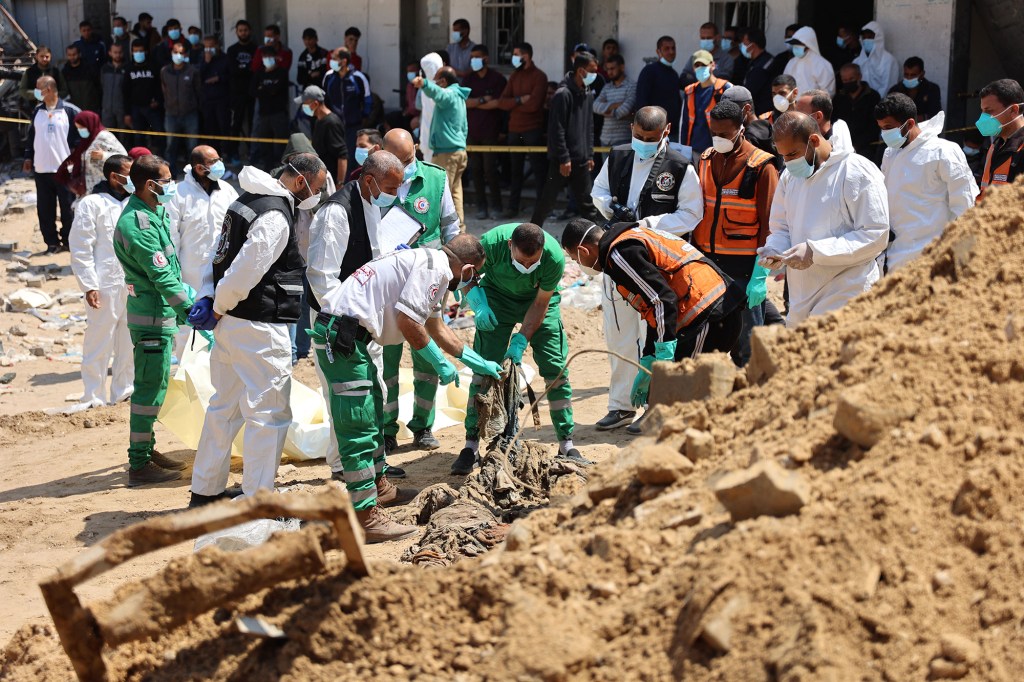 La defensa civil y forense palestina recupera restos humanos en los terrenos del hospital Al-Shifa, Gaza, el 8 de abril. (Foto: AFP/Getty Images).