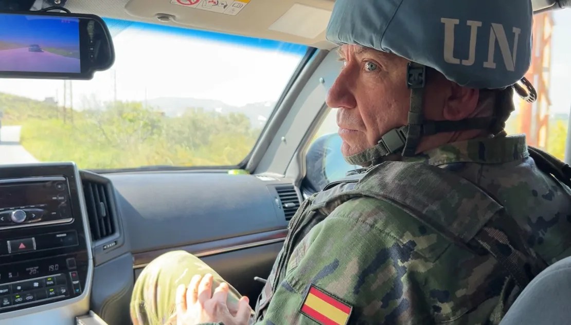 Oberstleutnant Juan García Martínez vom spanischen Kontingent der Friedenstruppe der Vereinten Nationen im Libanon (UNIFIL) patrouilliert mit einem CNN-Team entlang der Blauen Linie.  Charbelle Mallow/CNN