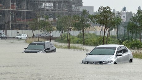 Las inundaciones atrapan automóviles en una calle inundada en Dubai, Emiratos Árabes Unidos, el martes. (Abdel Hadi Ramahi/Reuters)