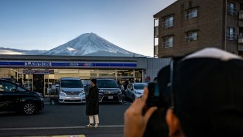 Un turista toma una fotografía en el lugar de Fujikawaguchiko donde se levantará la barrera. )(Foto: Philip Fong/AFP/Getty Images).