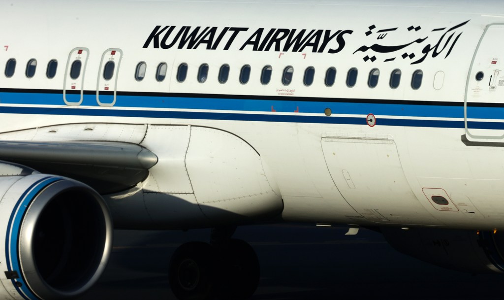 Se ve un avión de Kuwait Airways en la pista el mes pasado en un aeropuerto de Bahréin. (Jakub Porzycki/NurPhoto/Getty Images/Archivo)