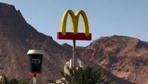 Los "Arcos Dorados" de McDonald's en la ciudad turística israelí de Ein Bokek, en el Mar Muerto, fotografiados en marzo de 2021. (Emmanuel Dunand/AFP/Getty Images/File)