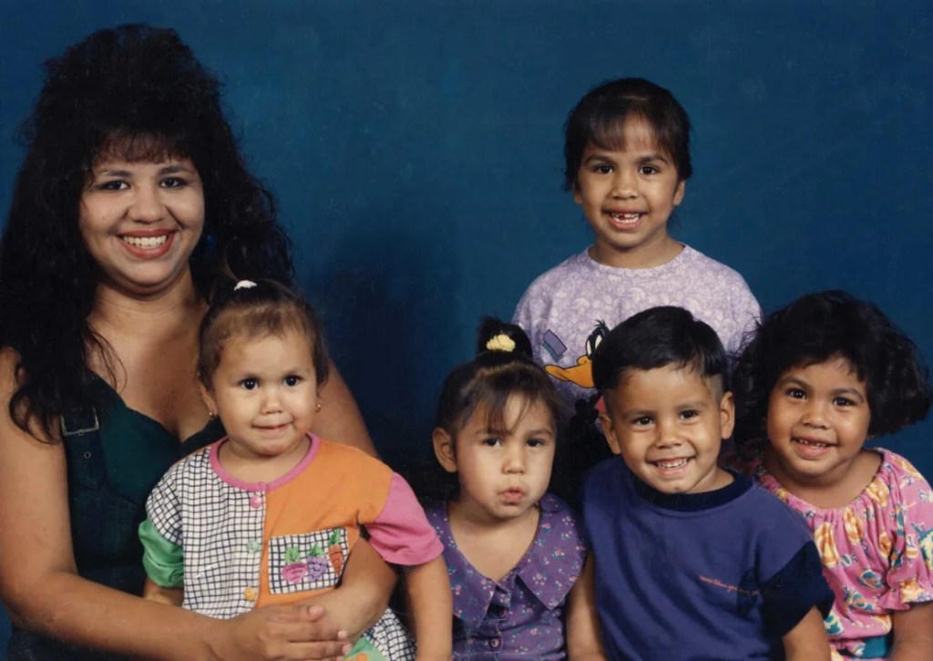 Melissa Lucio y cinco de sus hijos posan en esta fotografía sin fecha. (Foto cortesía de familia de Lucio.)