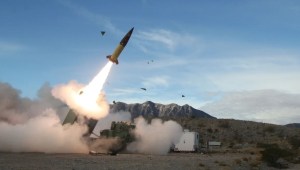 En esta foto para medios del ejército de EE.UU., una versión temprana de un Sistema de Misiles Tácticos del Ejército es probada el 14 de diciembre de 2021, en White Sands Missile Range en Nuevo México. (Crédito: John Hamilton/Ejército de EE.UU.)
