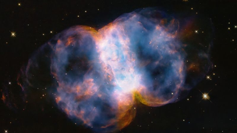 La NASA celebra los 34 años del telescopio Hubble con la imagen de una "mancuerna cósmica"