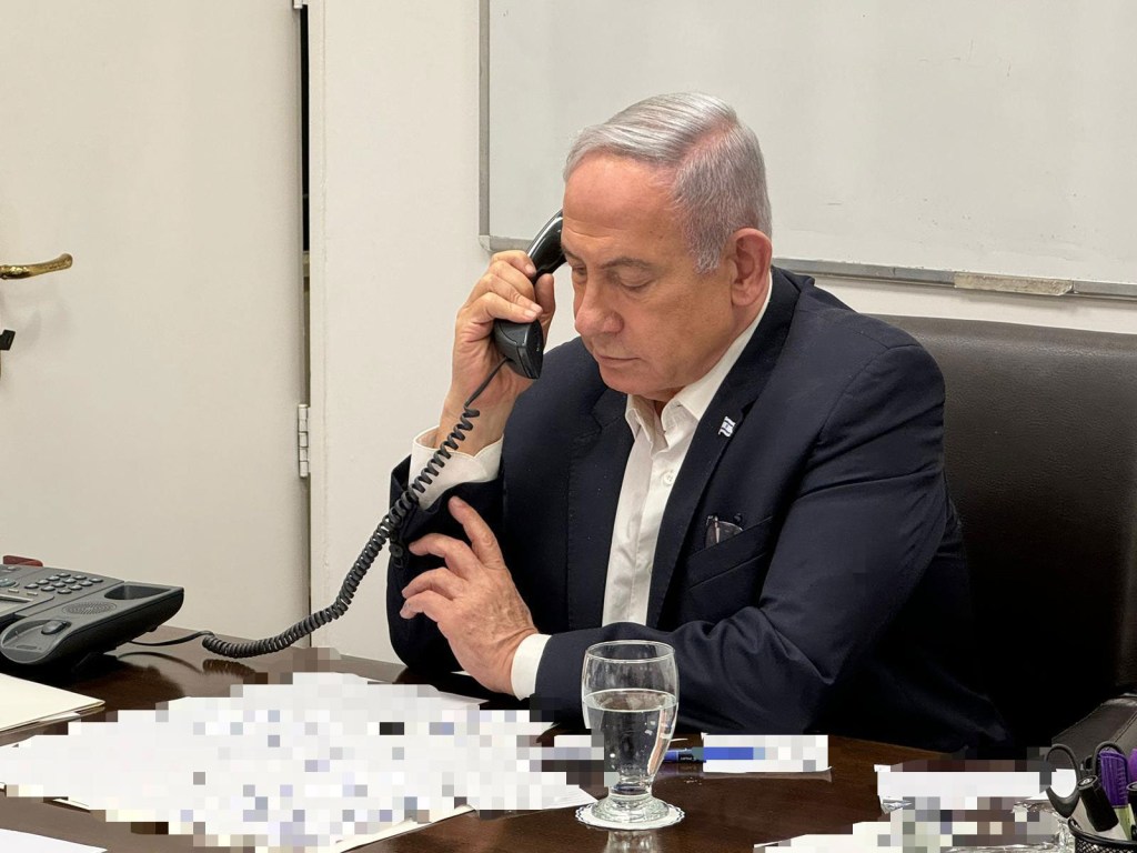 En esta fotografía publicada el domingo por la mañana, hora local, el primer ministro israelí, Benjamin Netanyahu, habla por teléfono con el presidente de EE.UU., Joe Biden.