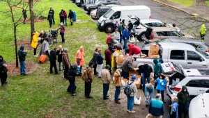 Los defensores entregan suministros a la comunidad sin vivienda en Morrison Park en Grants Pass, Oregon, el 28 de marzo de 2024. (Foto: Melina Mara/The Washington Post/Getty Images/File).