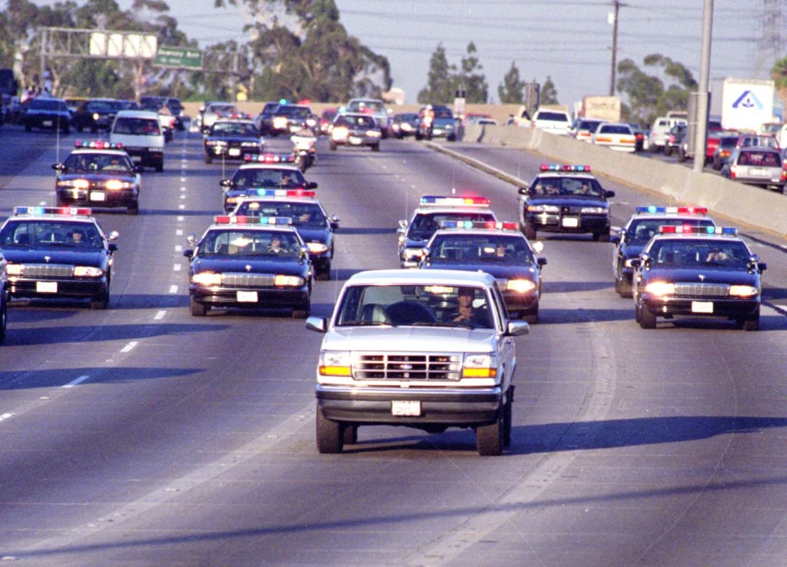 La Patrulla de Caminos de California persigue a Al Cowlings, conduciendo, y a O.J. Simpson, escondido detrás de un Bronco blanco en la autopista 91, justo al oeste de la autopista I5. La persecución terminó con el arresto de Simpson en su casa de Brentwood. (Allen J. Schaben/Los Angeles Times/Getty Images)