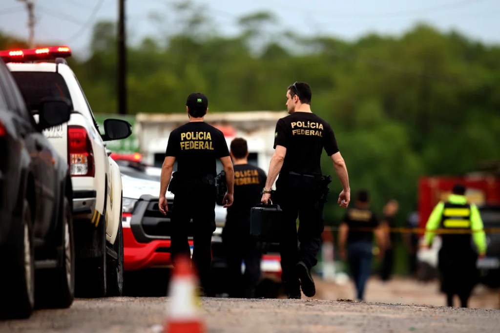 La policía se desplegó en el puerto de Vila do Castelo en Braganca, Brasil, el 14 de abril, después de que los pescadores informaron haber visto un barco cargado con cadáveres en descomposición frente a la costa del estado de Pará el sábado. (Raimundo Pacco/AP)
