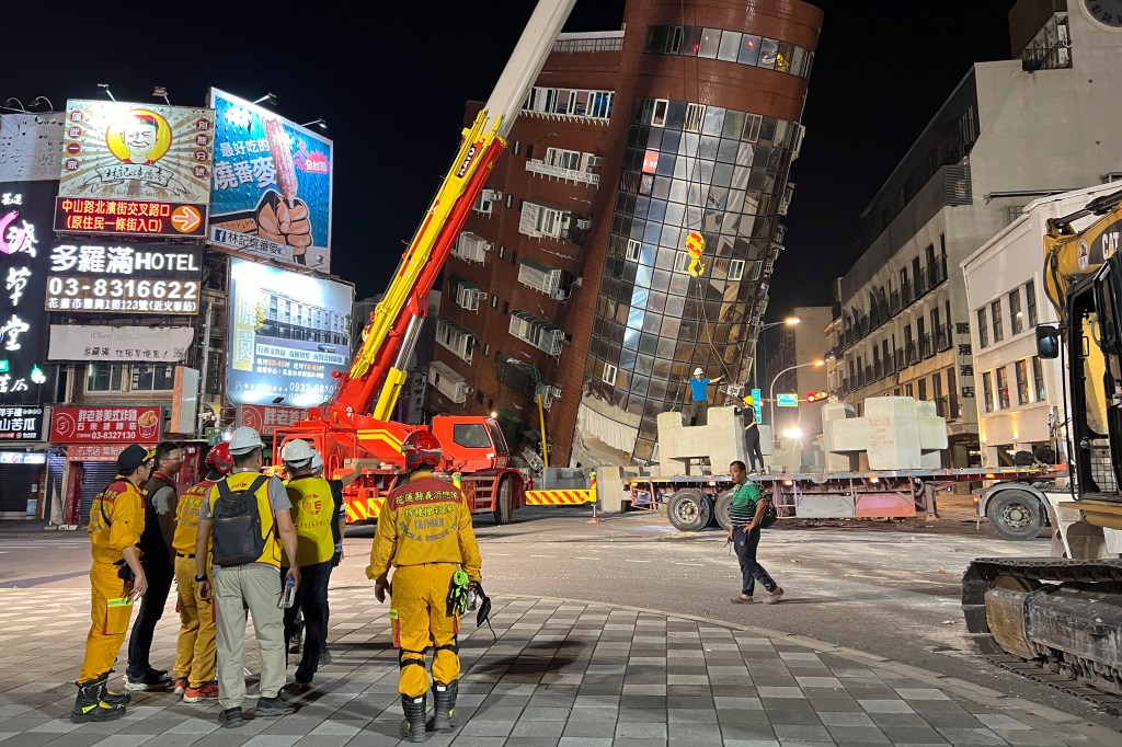 Los trabajadores de rescate se encuentran cerca del sitio de un edificio inclinado después de un terremoto en Hualien, Taiwán, el 3 de abril. (Foto: Johnson Lai/AP).
