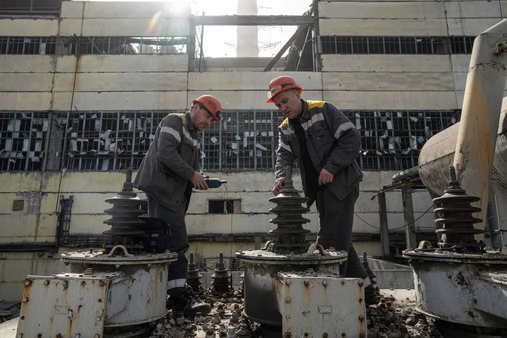 Los trabajadores revisan un transformador que resultó dañado por un ataque con misiles rusos en la central eléctrica de DTEK en Ucrania, el lunes 1 de abril de 2024. (Foto: Evgeniy Maloletka/AP).