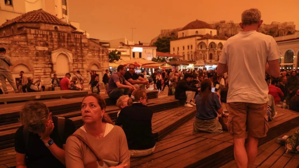 La gente se reúne al aire libre mientras el polvo cubre Atenas, el 23 de abril de 2024. (Foto: George Vitsaras/EPA-EFE/Shutterstock).