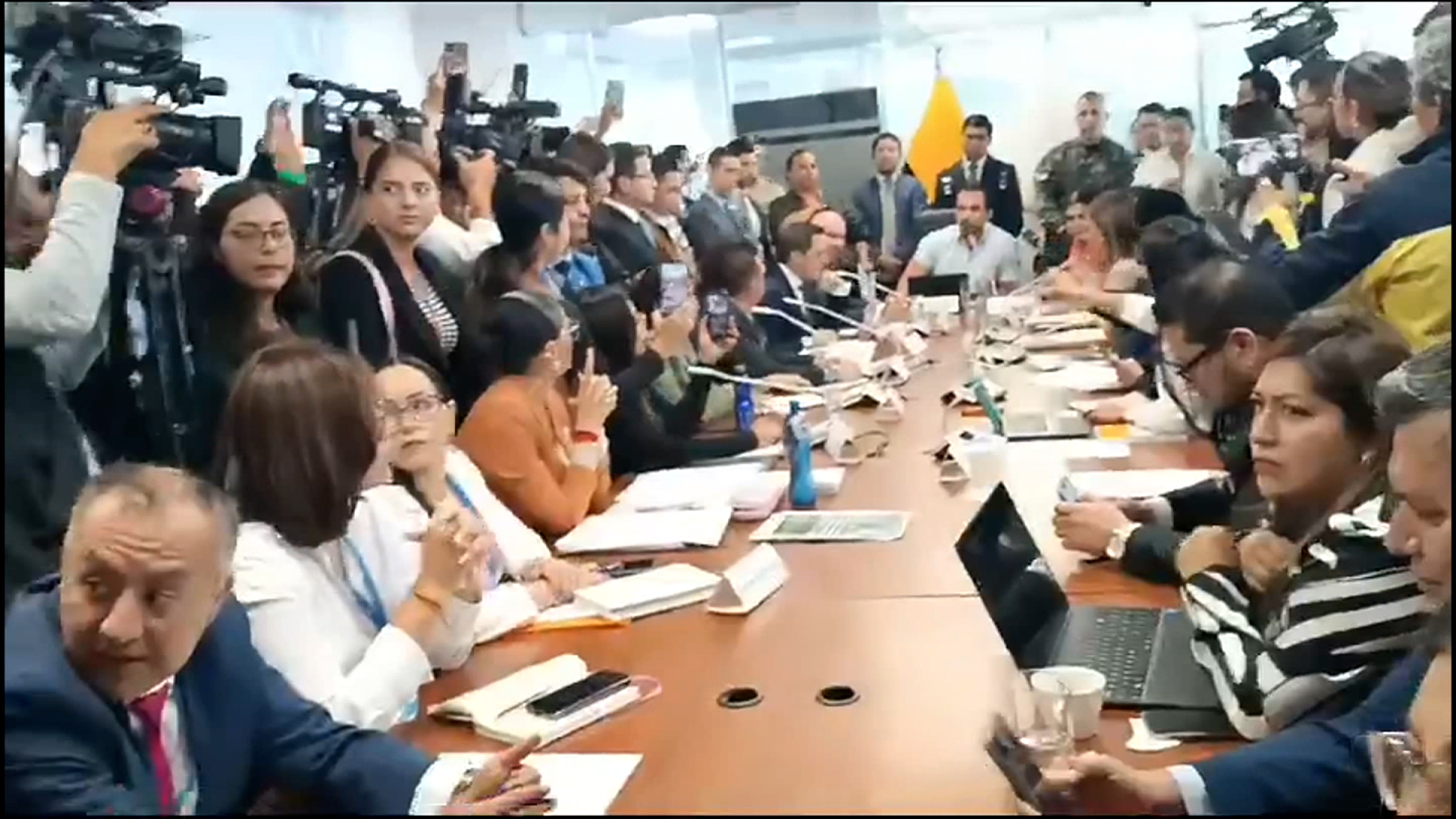 Suspenden sesión en comisión de Asamblea Nacional de Ecua...a operativo de captura de Jorge Glas en la Embajada de México