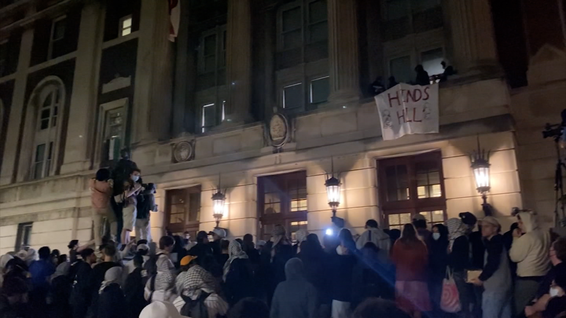 Manifestantes irrumpen y se atrincheran en uno de los edificios
principales de la Universidad de Columbia