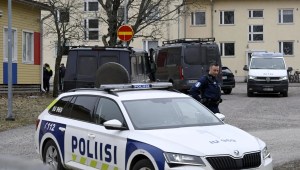 La policía llega después de un tiroteo en la escuela Viertola en Vantaa, Finlandia, el 2 de abril de 2024. (Crédito: Markku Ulander/Lehtikuva/Reuters)