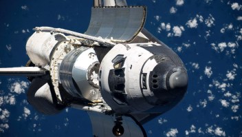 El transbordador espacial Discovery realiza un giro de 360 grados en 2009 en una imagen de la NASA tomada por la tripulación de la Estación Espacial Internacional. El Discovery operó desde 1984 hasta 2011. NASA/Getty Images