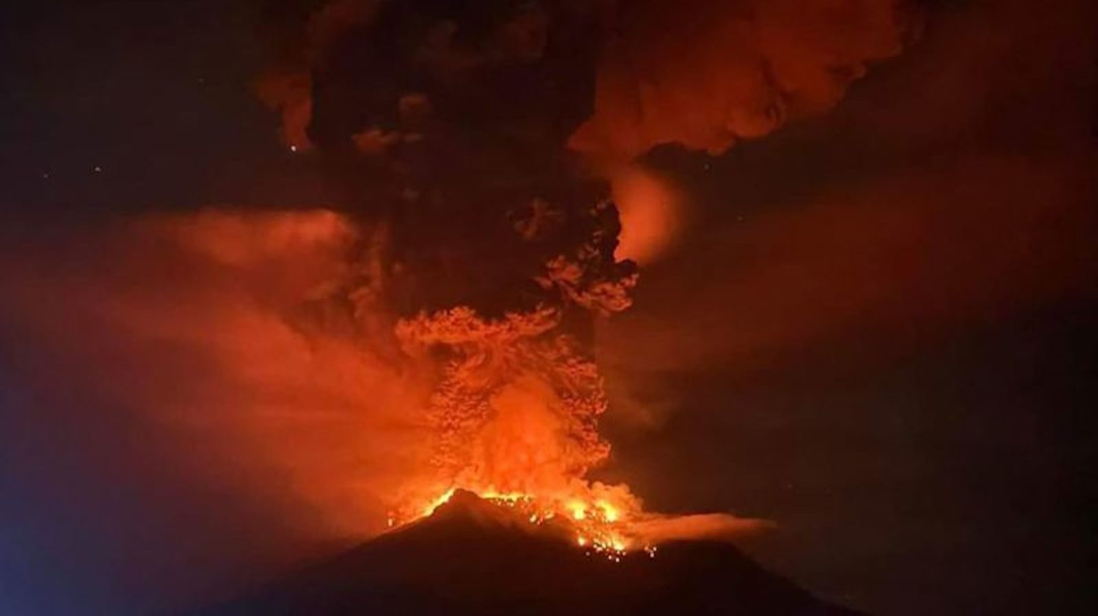 Indonesia emite una alerta de tsunami tras la erupción del volcán
monte Ruang en una isla remota