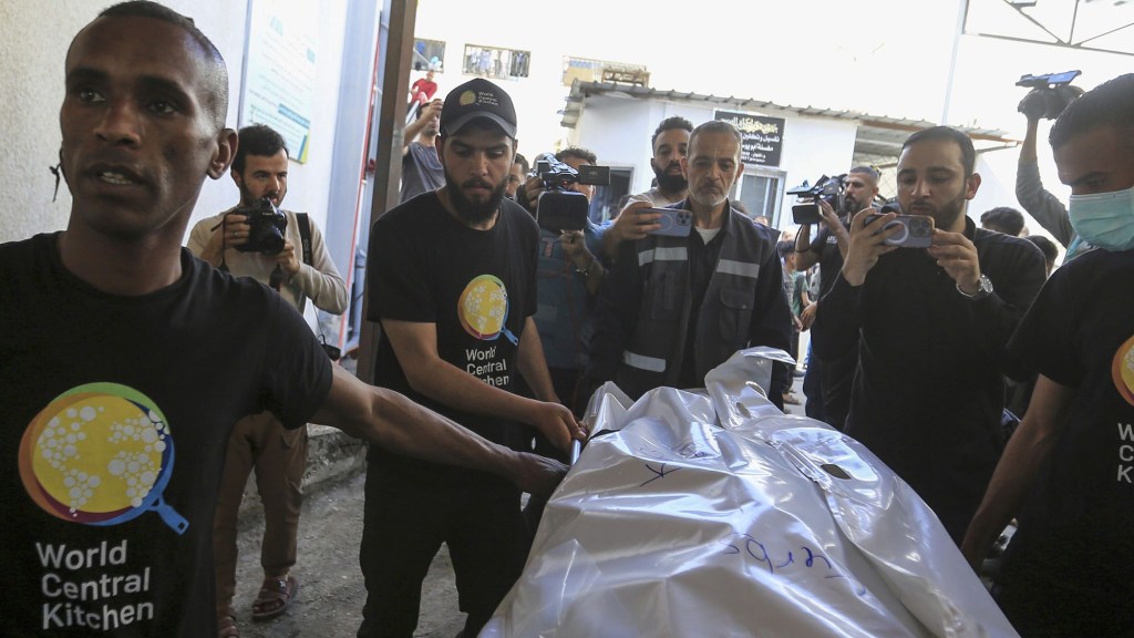 Miembros del grupo World Central Kitchen transportan el cuerpo de un compañero muerto en un ataque aéreo israelí afuera de la morgue del Hospital Abu Youssef Al-Najjar en Rafah, Gaza, el 3 de abril. (Foto: Mohammed Talatene/picture-alliance/ dpa/AP).