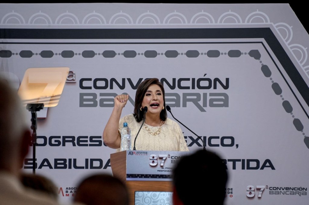 La candidata presidencial de la oposición de México, Xóchitl Gálvez del partido de coalición Fuerza y ​​Corazón por México, pronuncia un discurso en la 87ª Convención Bancaria. (Foto de FRANCISCO ROBLES/AFP vía Getty Images)