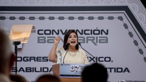 La candidata presidencial de la oposición de México, Xóchitl Gálvez del partido de coalición Fuerza y ​​Corazón por México, pronuncia un discurso en la 87ª Convención Bancaria. (Foto de FRANCISCO ROBLES/AFP vía Getty Images)