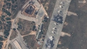Imágenes de satélite exclusivas muestran aviones y un edificio destruidos en la base aérea de Belbek, en Crimea, el 15 de mayo de 2024. (Crédito: ©2024 Maxar Technologies)