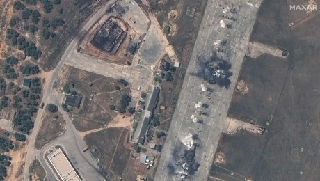 Imágenes de satélite exclusivas muestran aviones y un edificio destruidos en la base aérea de Belbek, en Crimea, el 15 de mayo de 2024. (Crédito: ©2024 Maxar Technologies)