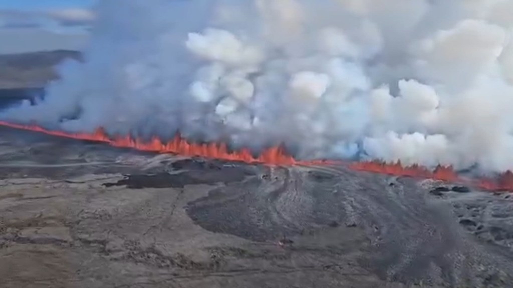Video muestra erupción de un volcán en la península de Reykjanes