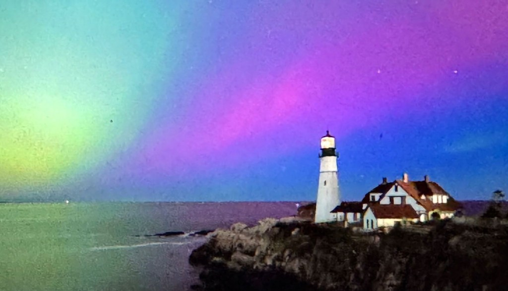 Una foto de larga exposición muestra la aurora boreal sobre Portland, Maine, el 10 de mayo. (Crédito: cortesía de Benjamin Williamson)