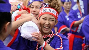 Mujeres participan en el "hadaka matsuri" -o Festival del Desnudo- por primera vez en 1.250 años en el santuario de Konomiya en Inazawa, prefectura de Aichi, en el centro de Japón, el 22 de febrero de 2024. (Chris Gallagher/Reuters)
