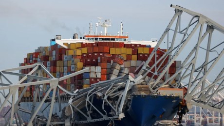 El carguero Dali, de bandera singapurense, el 26 de marzo, horas después de que destruyera el puente Francis Scott Key de Baltimore. (Julia Nikhinson/Reuters)