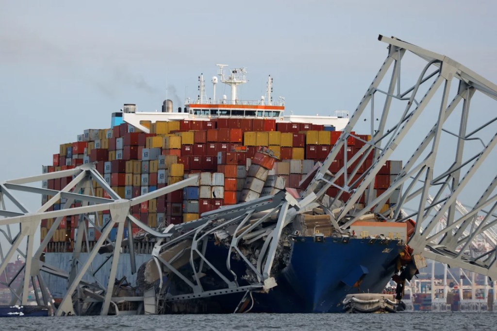 El carguero Dali, de bandera singapurense, el 26 de marzo, horas después de que destruyera el puente Francis Scott Key de Baltimore. (Julia Nikhinson/Reuters)
