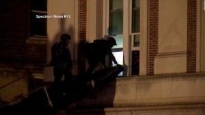Video muestra a la policía de Nueva York ingresando a la Universidad de Columbia por una ventana