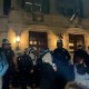 La policía es abucheada al intentar disolver las protestas de la Universidad de Columbia