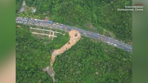 Mueren 19 personas tras derrumbe de carretera en China