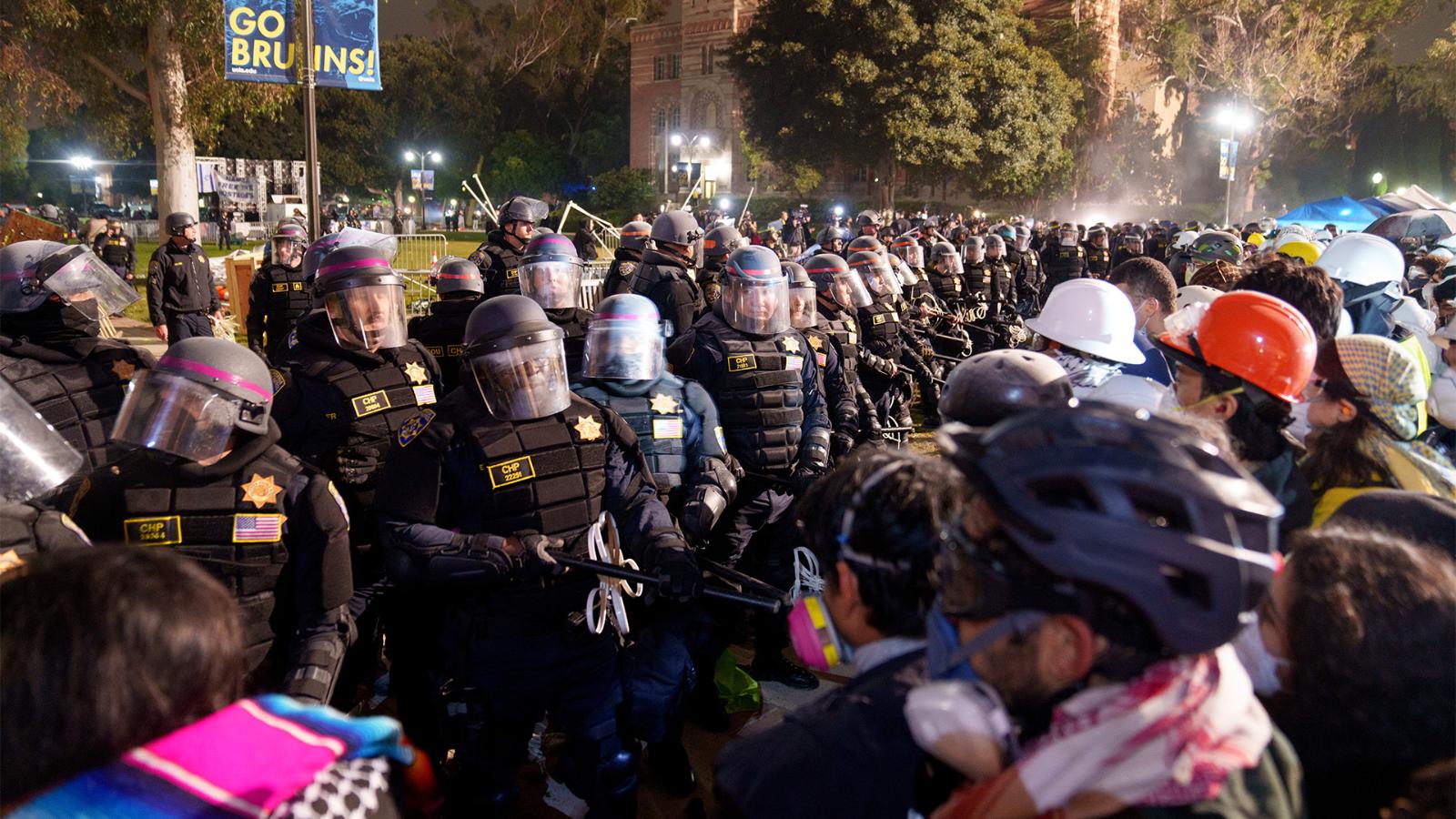 Policía ingresa a la UCLA y desmantela campamento de manifestantes
propalestinos