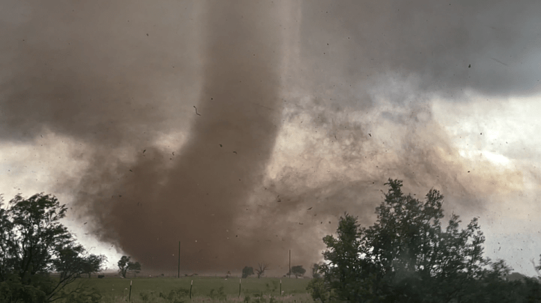 Un enorme tornado destruye casas en Texas