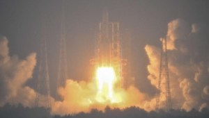 China lanza con éxito la sonda lunar Chang'E-6