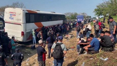 Hallan a unos 400 migrantes abandonados en autobuses en México