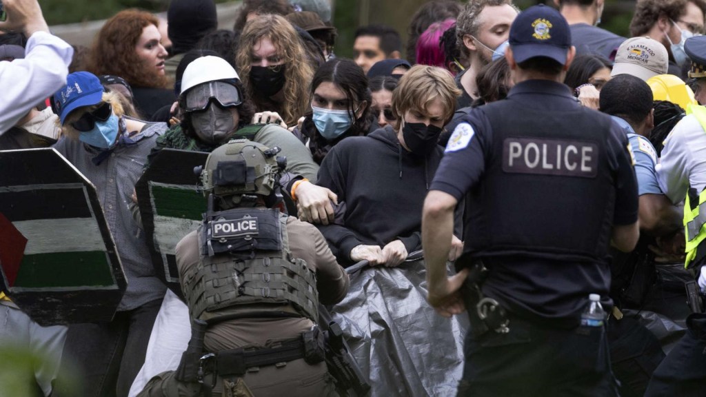 La historia de dos detenidos en las protestas universitarias de EE.UU.