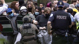 La historia de dos detenidos en las protestas universitarias de EE.UU.