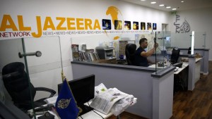 Video muestra agentes israelíes entrando a centro de transmisión de Al Jazeera