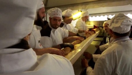 Panaderos hornean la baguete más larga del mundo en Francia