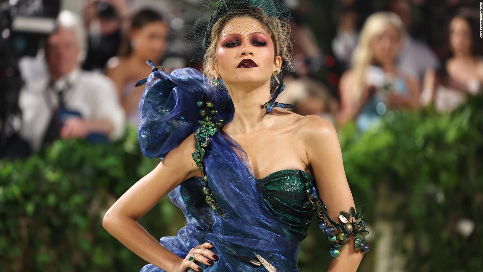 Zendaya brilla en la alfombra del Met Gala 2024 con dos vestidos diferentes  - Video