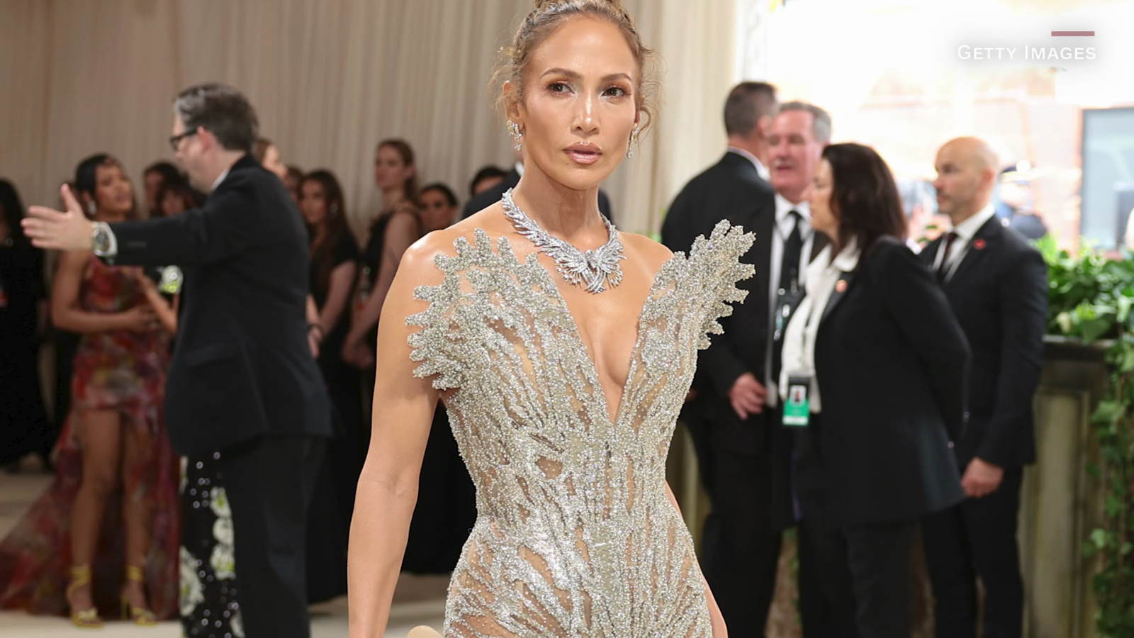 Mira a Jennifer López en la alfombra del Met Gala en Nueva York video