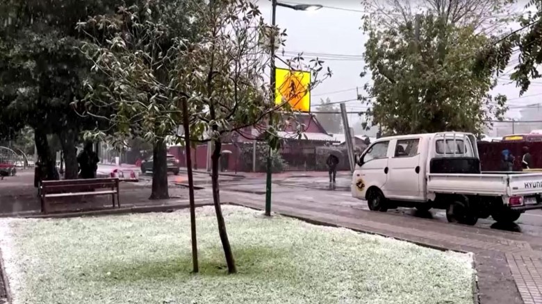 Inusual nevada sorprende a la capital chilena