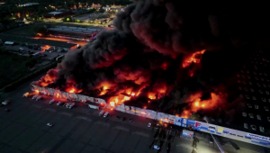 Incendio destruye centro comercial en Polonia