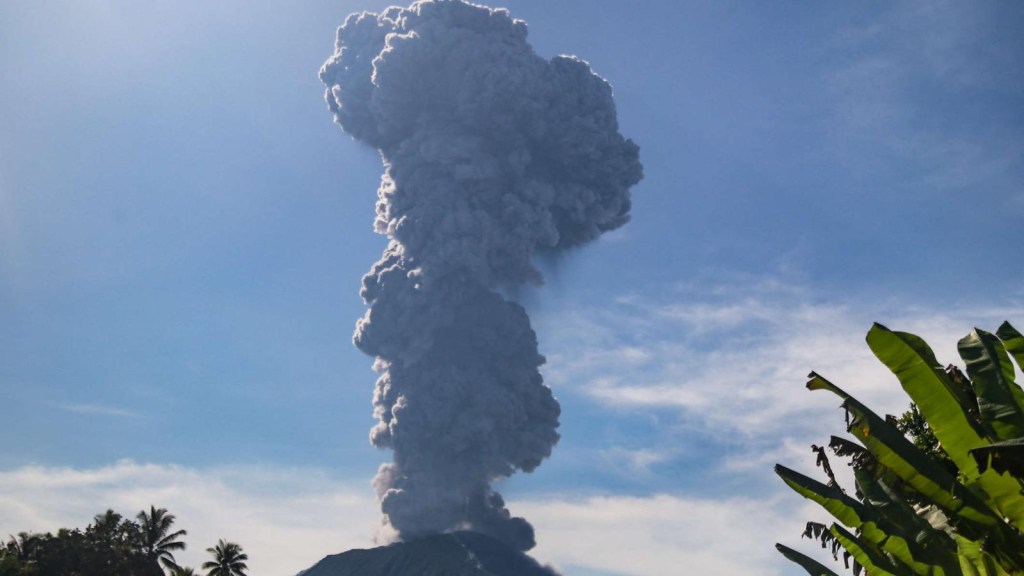 Así entró en erupción el volcán Ibu en Indonesia